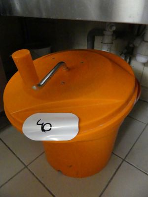un seau orange muni d'une poignée, dans une cuisine