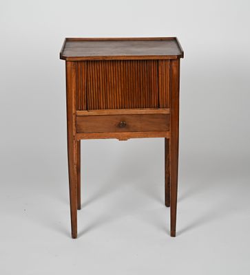 Table de chevet en bois fruitier ouvrant par un rideau et un… - Photo 1