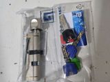 une photo du contenu d'un briquet et d'autres objets