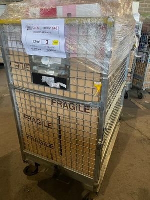 un chariot en métal sur lequel sont empilées de nombreuses boîtes