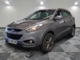 la photo d'une voiture grise garée dans une salle d'exposition