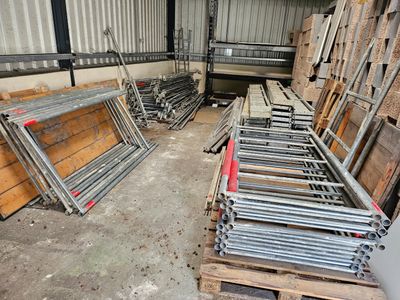 de nombreuses pièces de bois et de métal dans un entrepôt