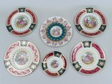 un service de six assiettes en porcelaine ornées de motifs variés