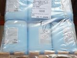 une palette sur laquelle sont empilés de nombreux conteneurs bleus