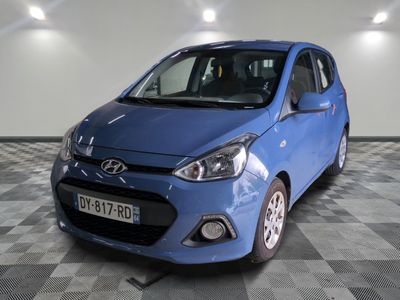 la photo d'une voiture bleue garée dans un garage