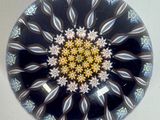 une assiette en noir et blanc ornée d'un motif floral