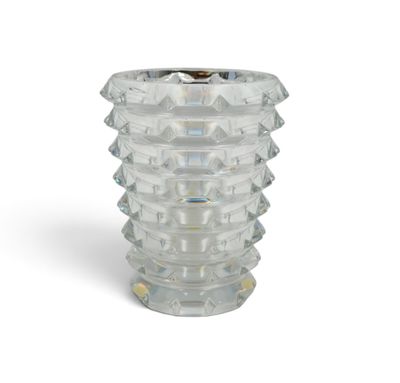 un vase en verre transparent posé sur une surface blanche