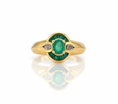 une bague en émeraude et diamant