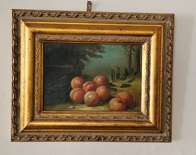 une photo d'un tableau représentant des pêches accroché à un mur