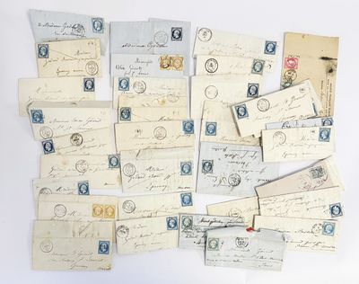 de nombreuses lettres et timbres anciens disposés sur une surface blanche