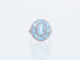 un gros plan d'une bague sertie d'une topaze bleue et d'une topaze blanche