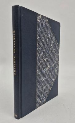 un livre à la couverture noire posé sur une table blanche
