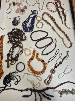 plusieurs types de colliers et de bracelets différents disposés sur une table