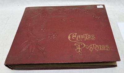 un gros plan d'un livre rouge orné d'une inscription dorée