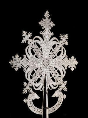 une image représentant un flocon de neige est affichée sur un fond noir