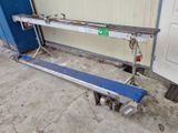 un banc qui se trouve devant un immeuble