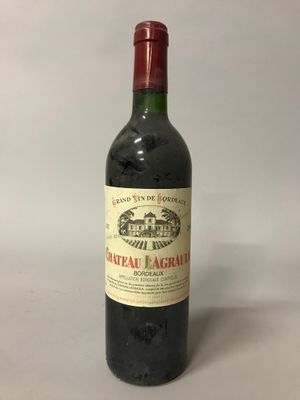une bouteille de vin posée sur une table