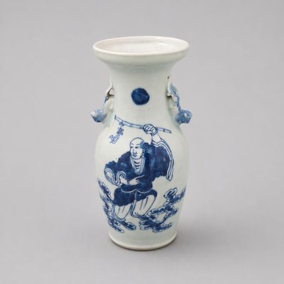 CHINE Vase balustre en porcelaine et émaux bleu blanc sur fo…