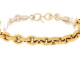 gros plan d'un bracelet en chaîne en or sur fond blanc