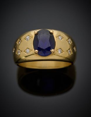 une bague en or avec un saphir bleu et des diamants