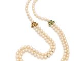 un collier de perles de culture et de diamants