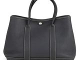 un sac à main en cuir noir sur fond blanc