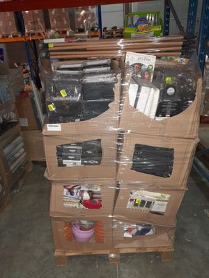 une pile de boîtes empilées les unes sur les autres