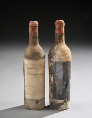 deux bouteilles de vin posées l'une à côté de l'autre sur une table