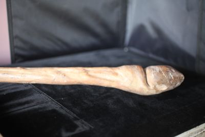 un gros os dans un étui muni d'un manche en bois