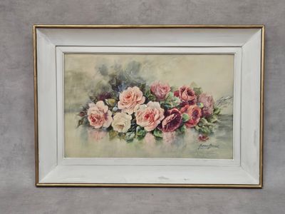 un tableau représentant des roses, encadré de blanc, accroché au mur