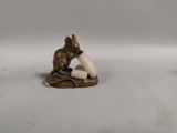 deux figurines représentant un chat et une souris sur un fond blanc