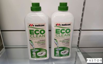 deux flacons de nettoyants posés sur une étagère