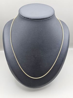 un collier à chaîne en or sur un présentoir à mannequin