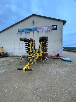 un tracteur garé devant un bâtiment
