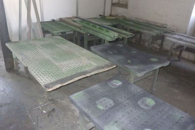 de nombreuses tables et bancs dans une pièce sale