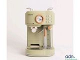 une petite machine à café posée sur une table