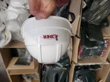 une personne tenant un casque blanc à la main