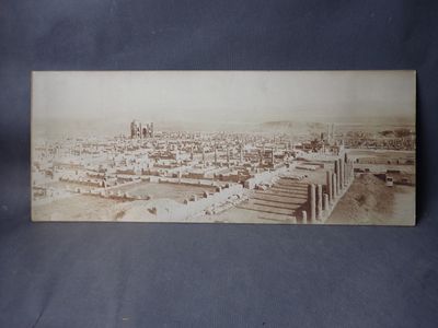 Une photographie, collée sur carton, de ruines orientales av…