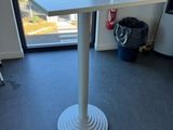 une table blanche dans une pièce avec vue sur la ville