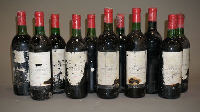 six bouteilles de vin rouge sont alignées sur une table