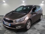 La voiture est garée sur un sol en carrelage à damier dans le garage.
