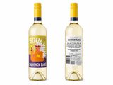 deux bouteilles de vin blanc sur fond blanc, avec un bouchon jaune