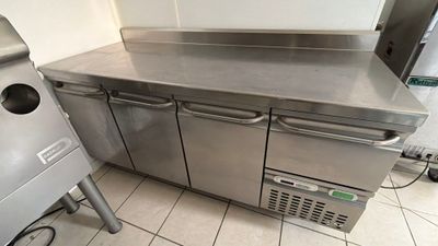 un plan de travail en acier inoxydable dans une cuisine commerciale