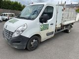 un camion blanc garé dans un parking