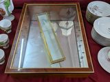une table recouverte d'une nappe rouge et un miroir à cadre doré