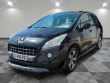 la petite voiture noire est garée dans une grande pièce