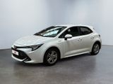 une Toyota Corolla blanche garée dans une grande pièce