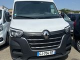 la camionnette blanche est garée dans le parking à côté d'autres voitures