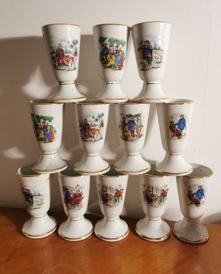 a stack of cups that are sitting on a table