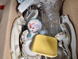 une boîte en carton remplie d'assiettes et de plats divers